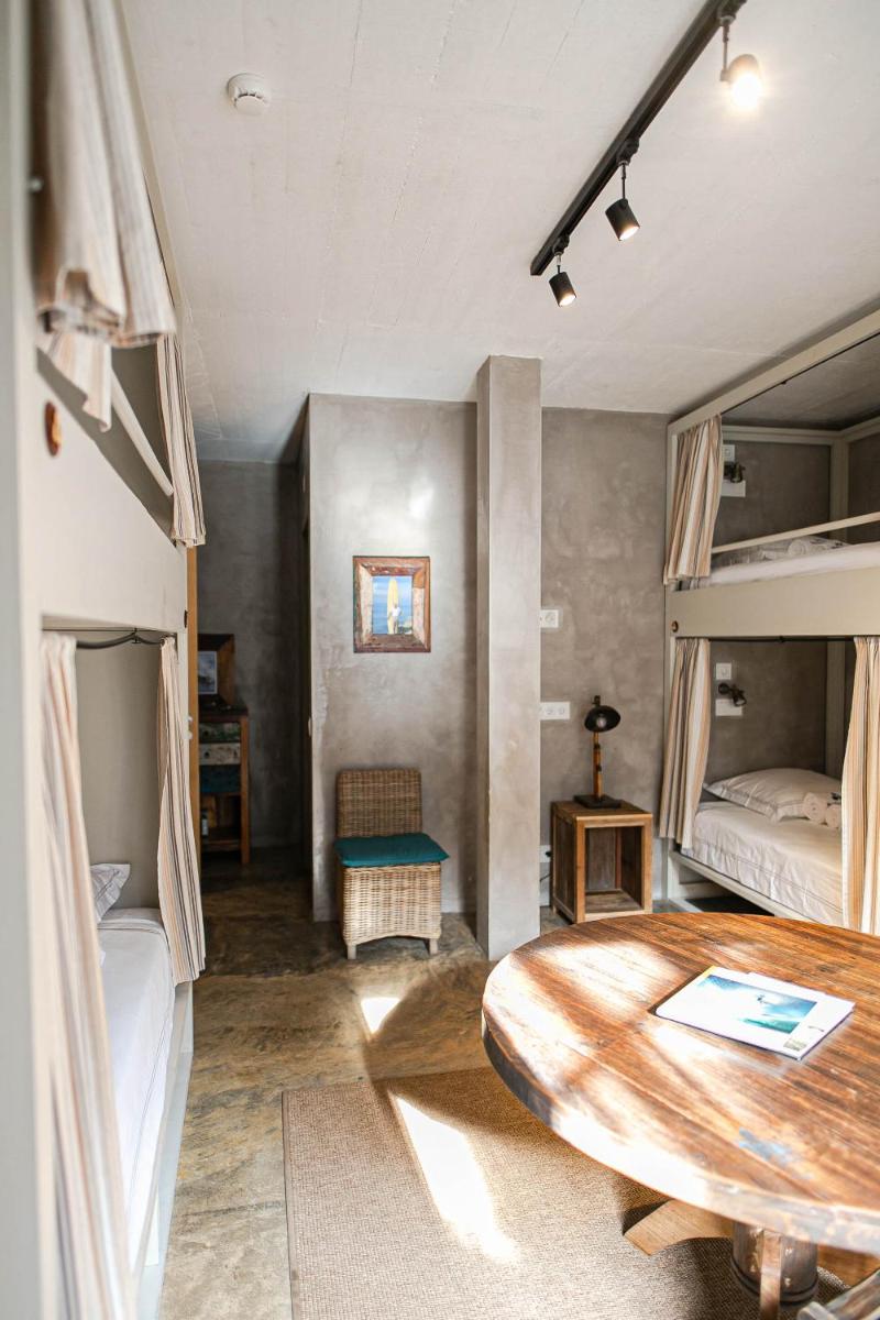 Uma cama ou camas num quarto em Surfers Lodge Peniche