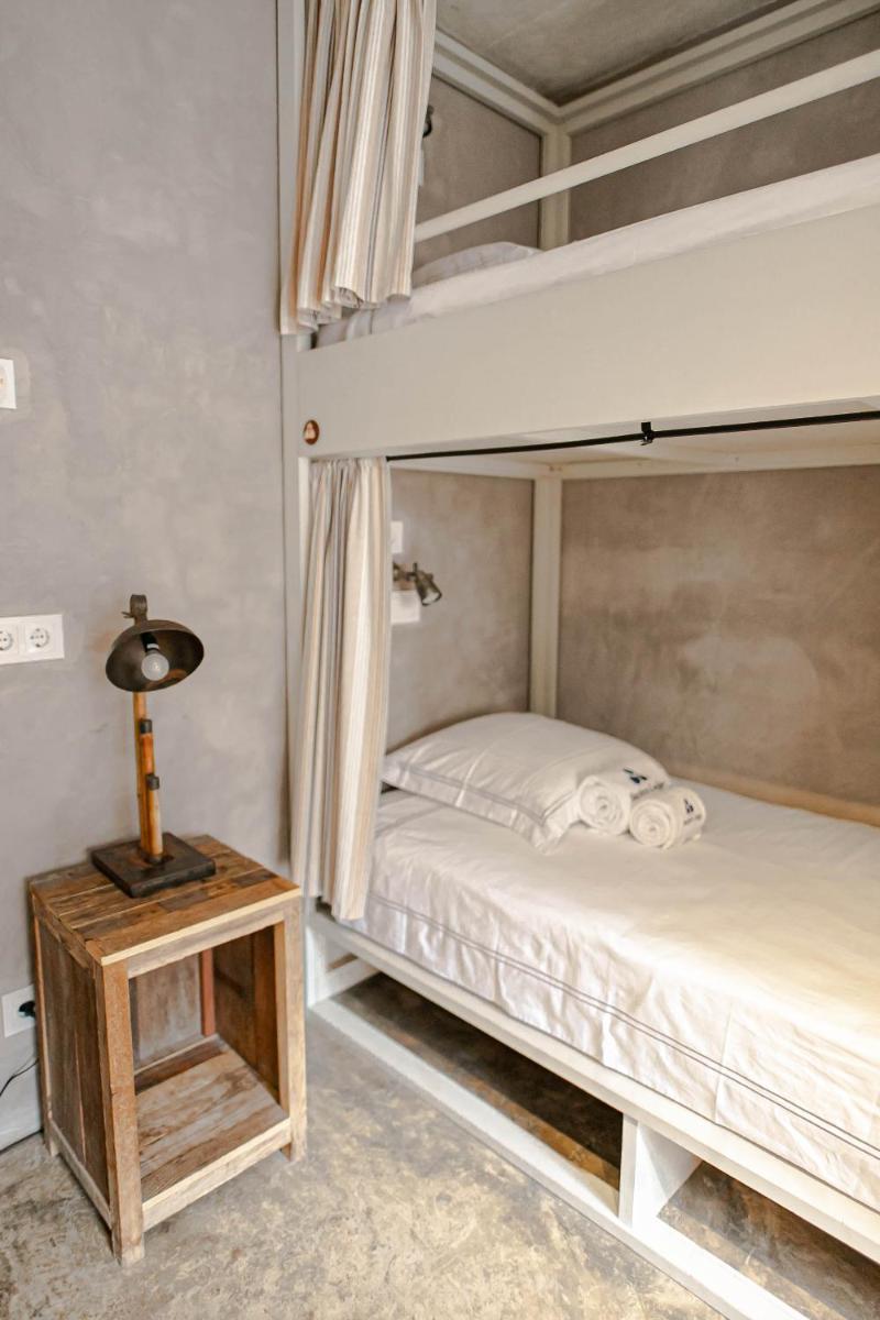 Uma cama ou camas num quarto em Surfers Lodge Peniche