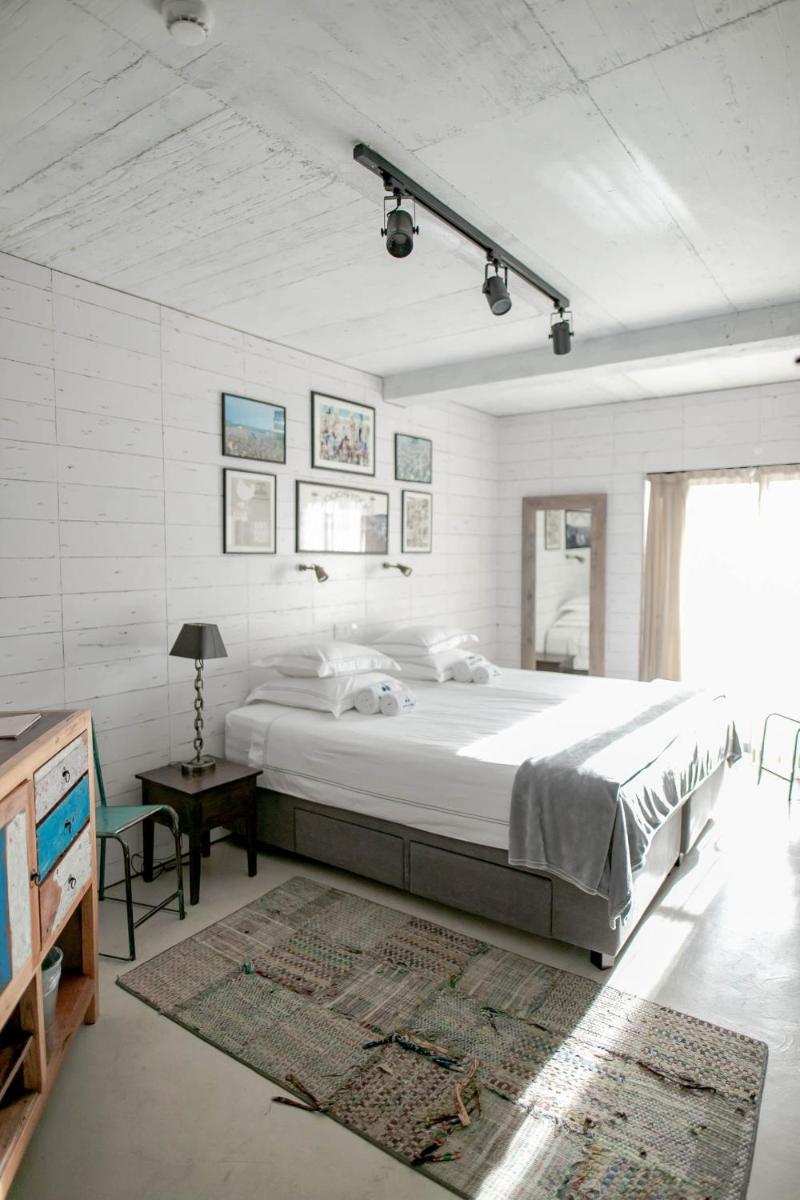 Uma cama ou camas num quarto em Surfers Lodge Peniche