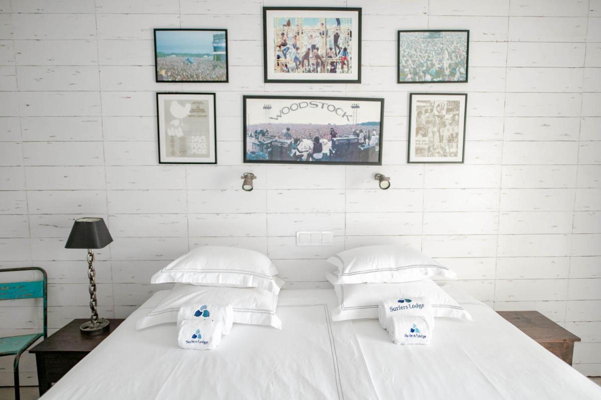 Uma cama ou camas num quarto em Surfers Lodge Peniche