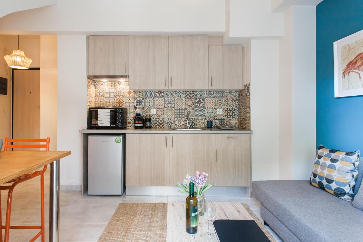 Walk through Athens, based in a local’s hip house! - Housity