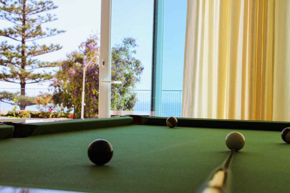 uma mesa de bilhar com bolas em cima em Hotel Do Campo em Ribeira Brava