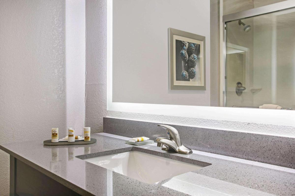La Quinta by Wyndham Victoria - South - Housity