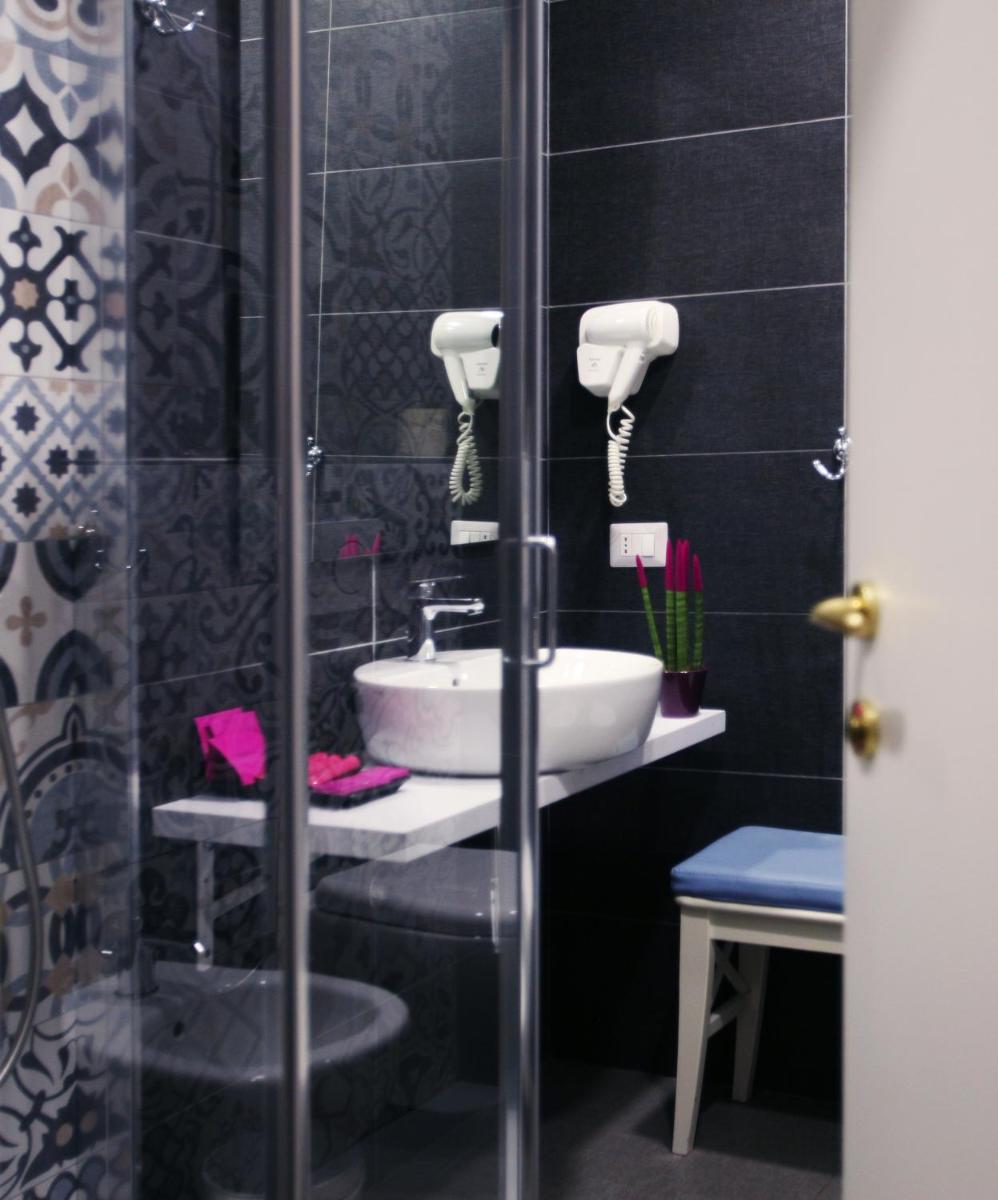 Hotel Magenta - Housity