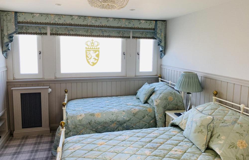 Crossbasket Castle - Housity
