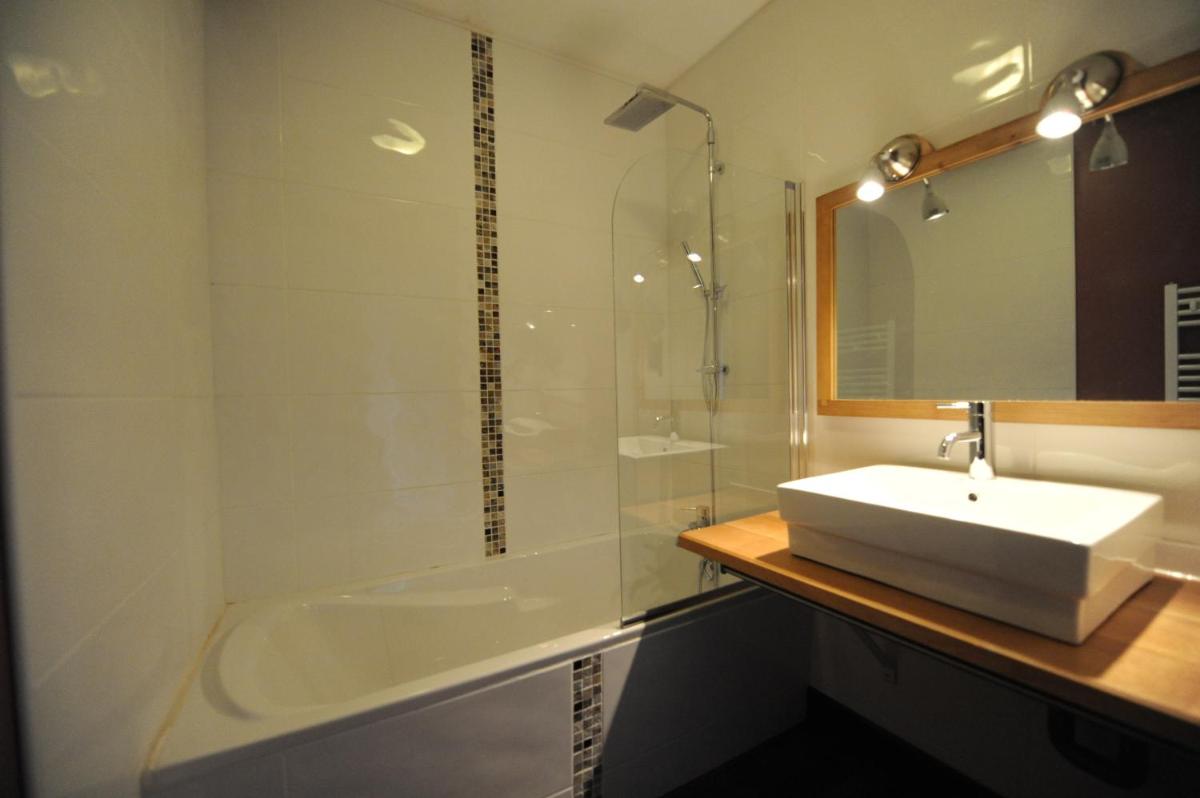 Salle de bains dans l'établissement Logis Hôtel Château De Palaja