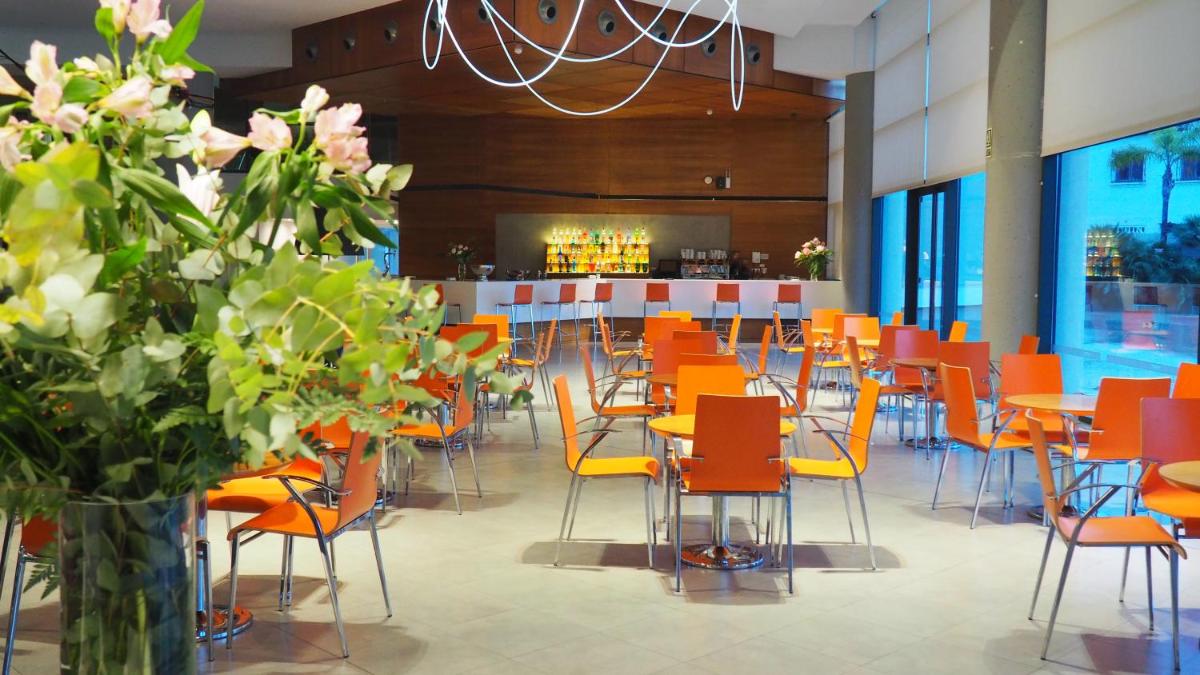 Un restaurante o sitio para comer en Hotel Deloix 4* Sup