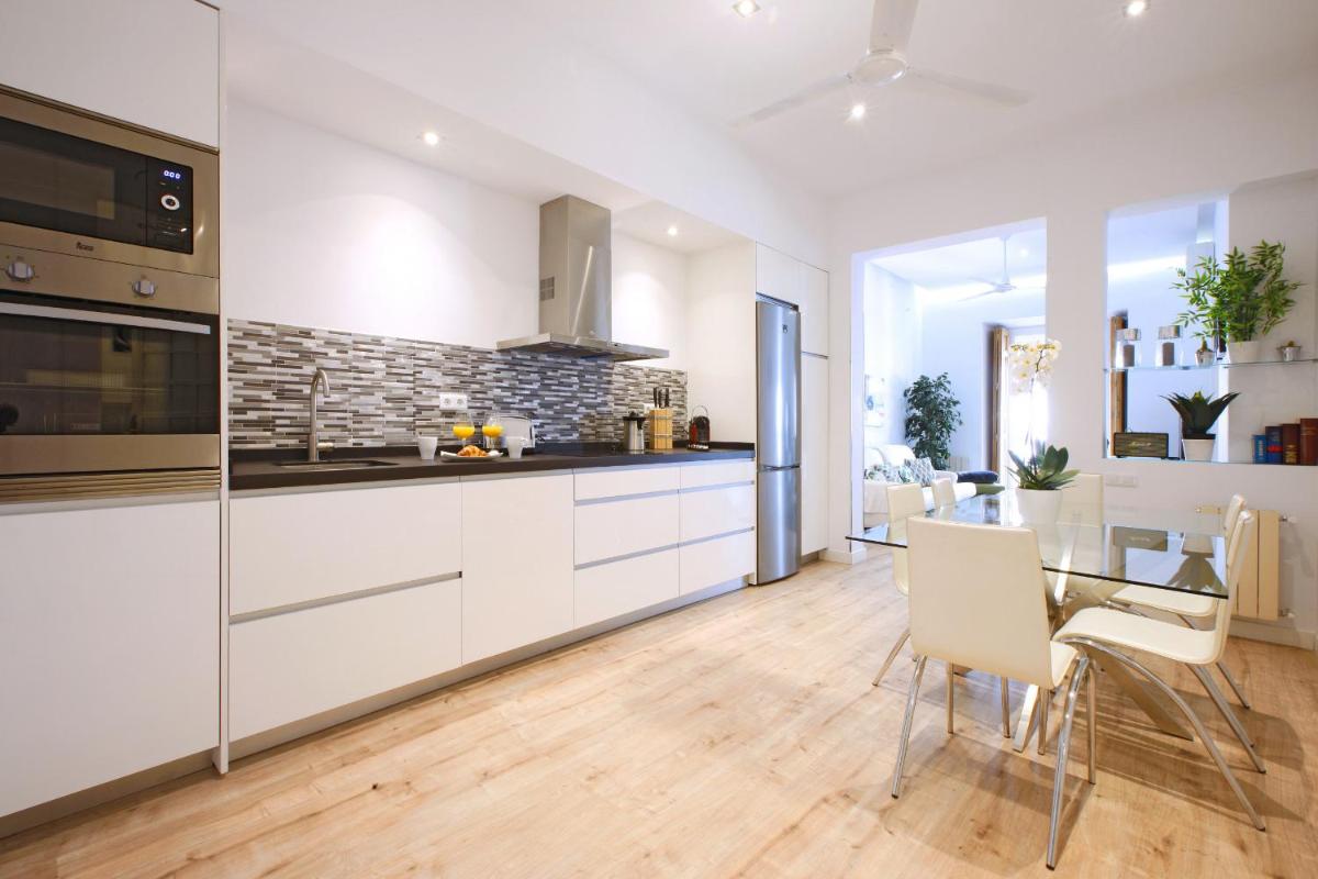Reina Sofia Boutique I - Housity