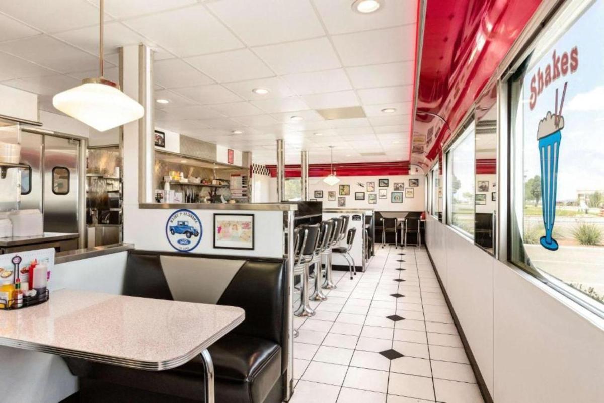 Travelodge by Wyndham Santa Teresa - Housity