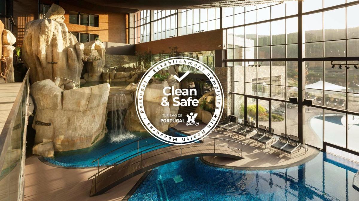 um sinal para uma piscina limpa e segura num edifício em H2otel Congress & Medical SPA em Unhais da Serra