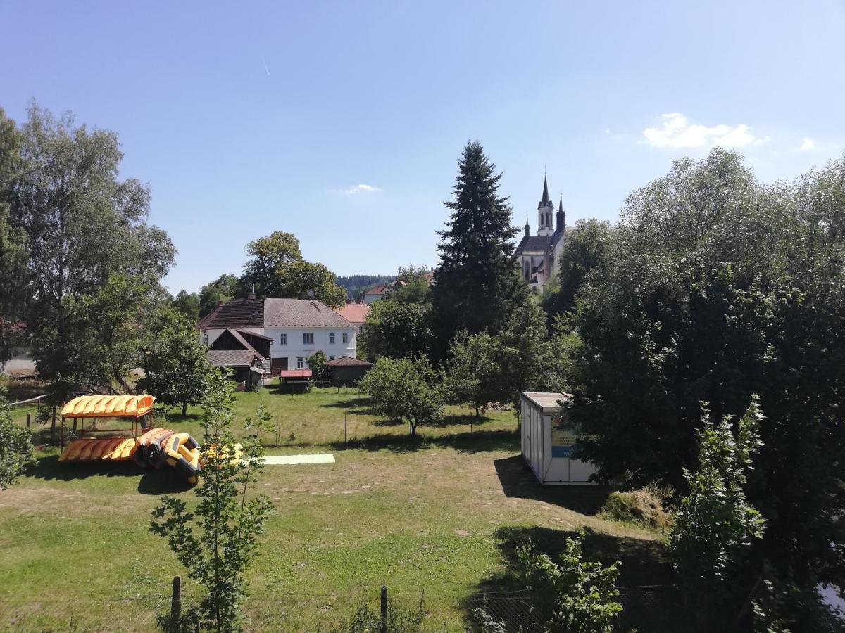 Dům u řeky - Housity
