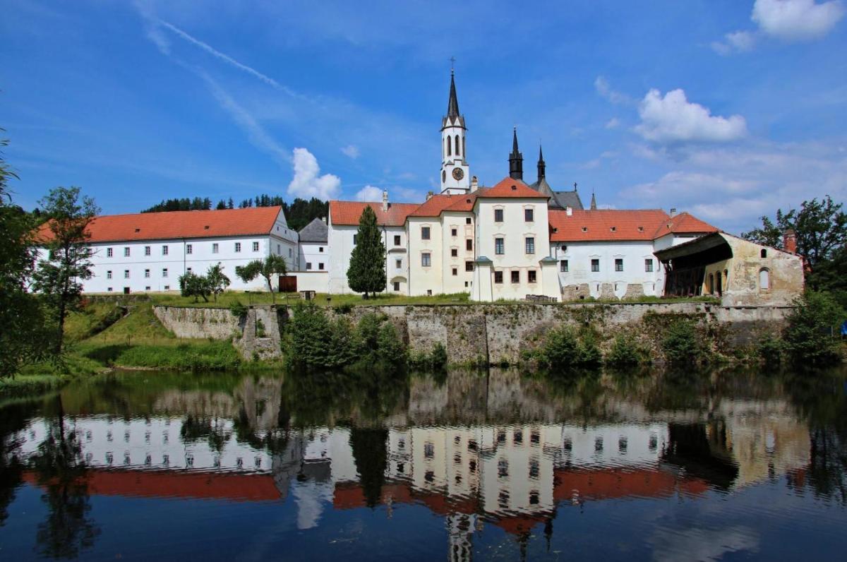 Dům u řeky - Housity