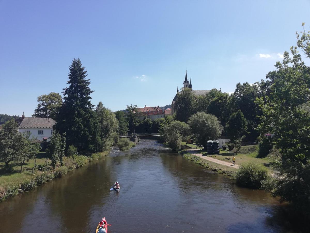 Dům u řeky - Housity