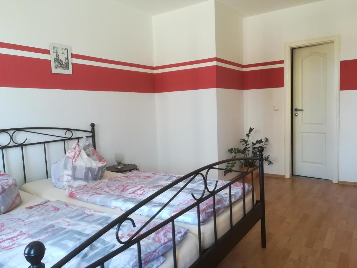Pension & Ferienwohnung Zum Schmuckgiebel - Housity