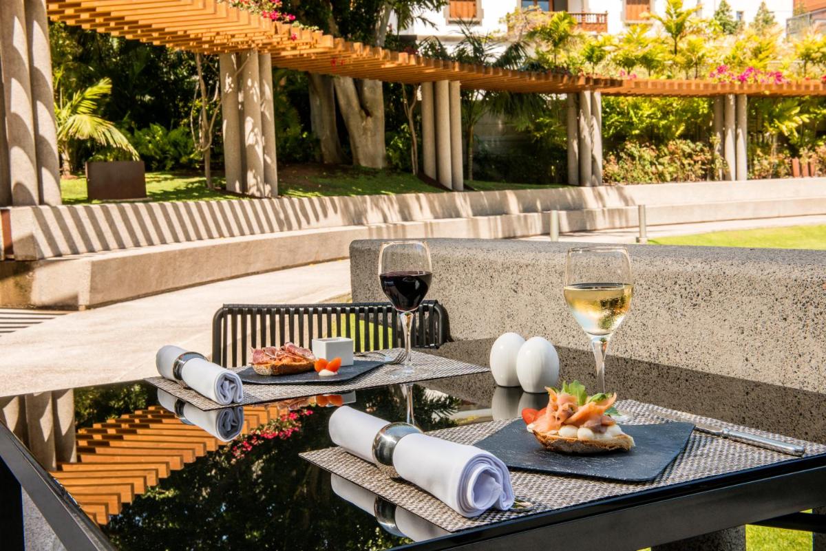 Comida en o cerca de este hotel