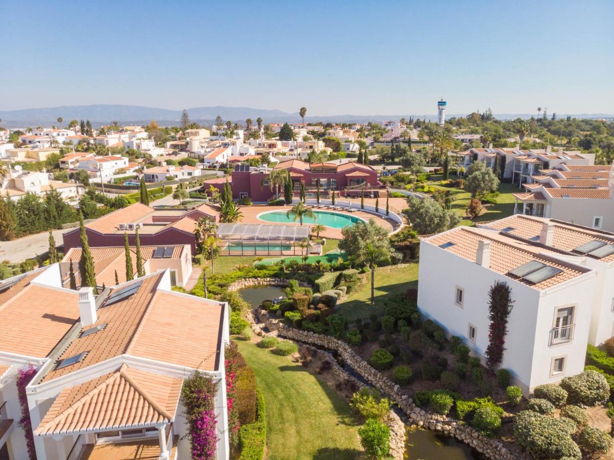 uma vista aérea de uma cidade com um resort em Vale da Lapa Village Resort em Carvoeiro