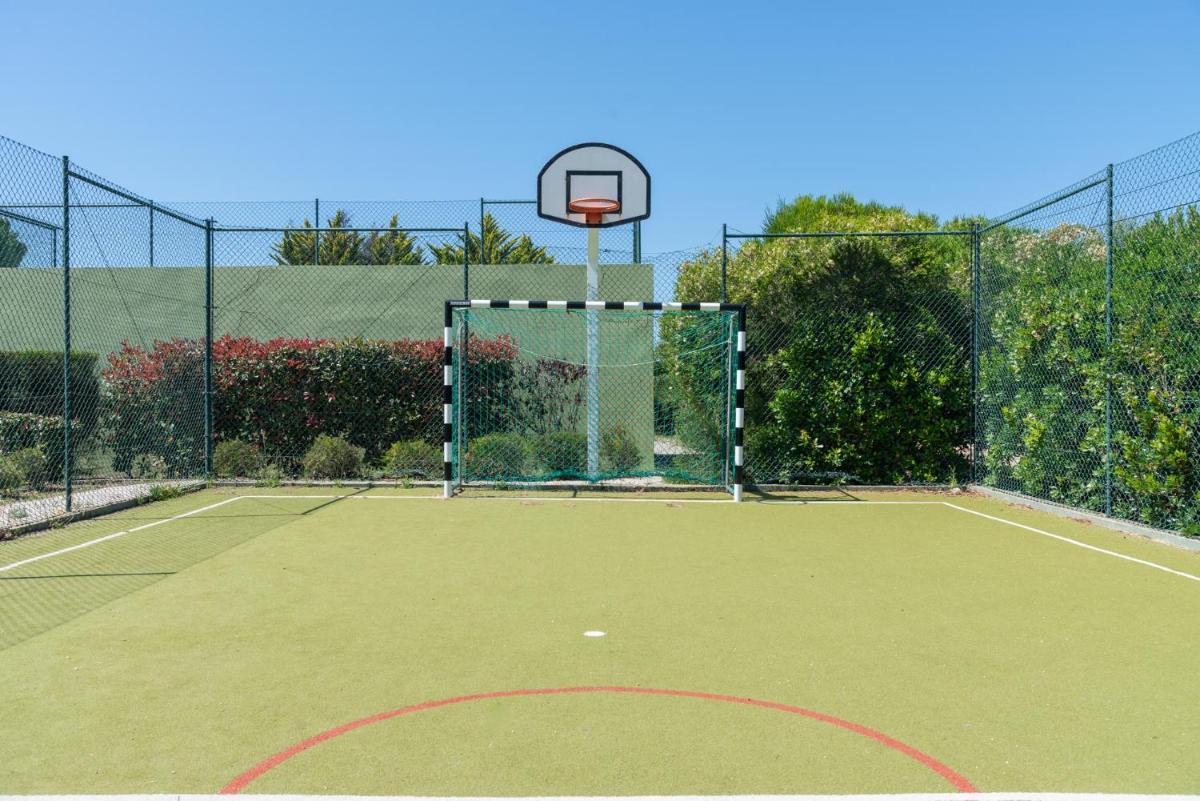Comodidades para jogar ténis e squash em Vale da Lapa Village Resort ou nas proximidades