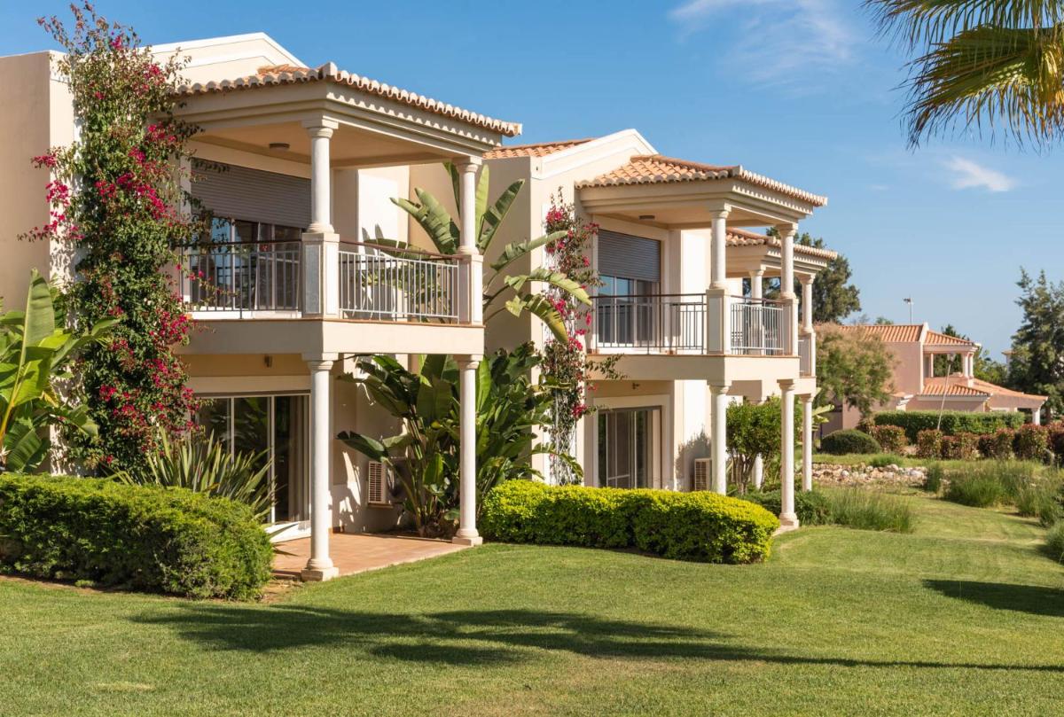 Um jardim no exterior de Vale da Lapa Village Resort