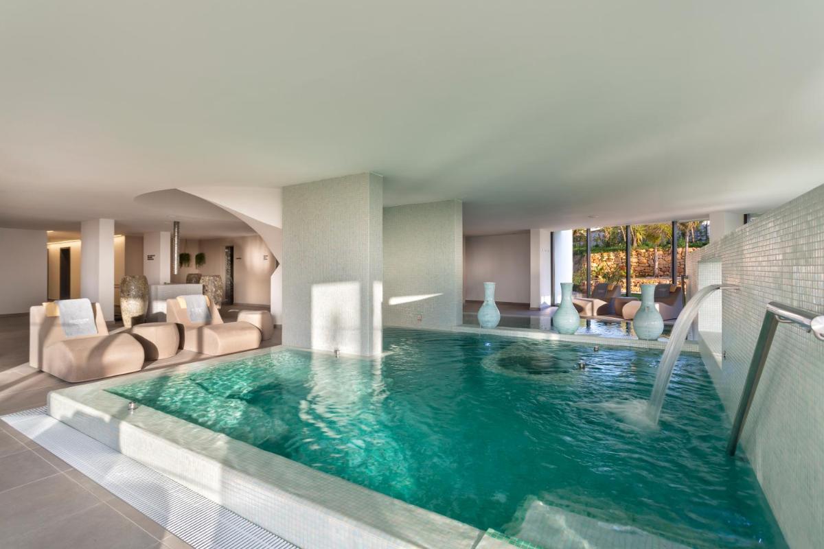uma grande piscina em um quarto de hotel em Longevity Health & Wellness Hotel - Adults Only em Alvor