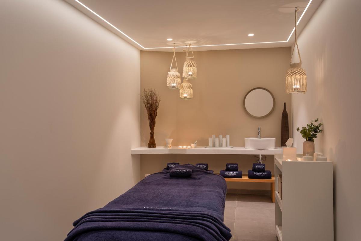 Uma cama ou camas num quarto em Longevity Health & Wellness Hotel - Adults Only