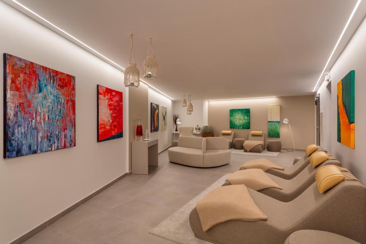 Uma área de estar em Longevity Health & Wellness Hotel - Adults Only