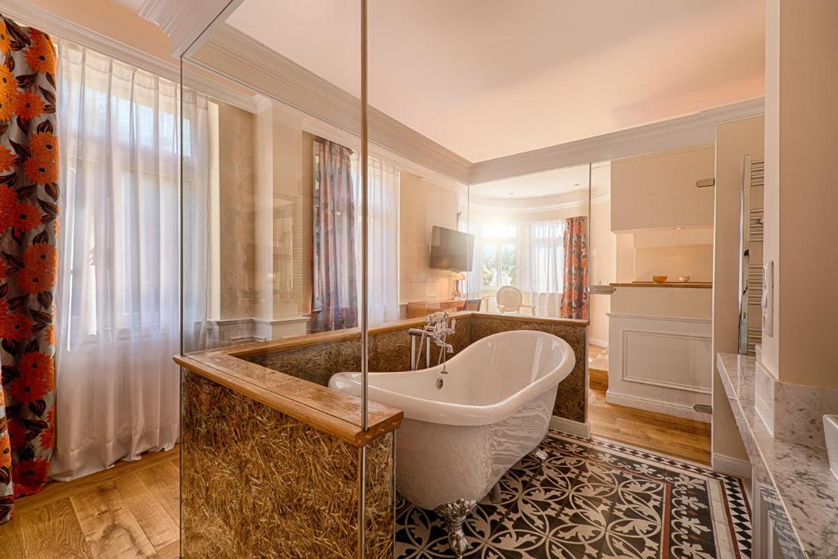 Hotel Weinberg-Schlößchen - Housity