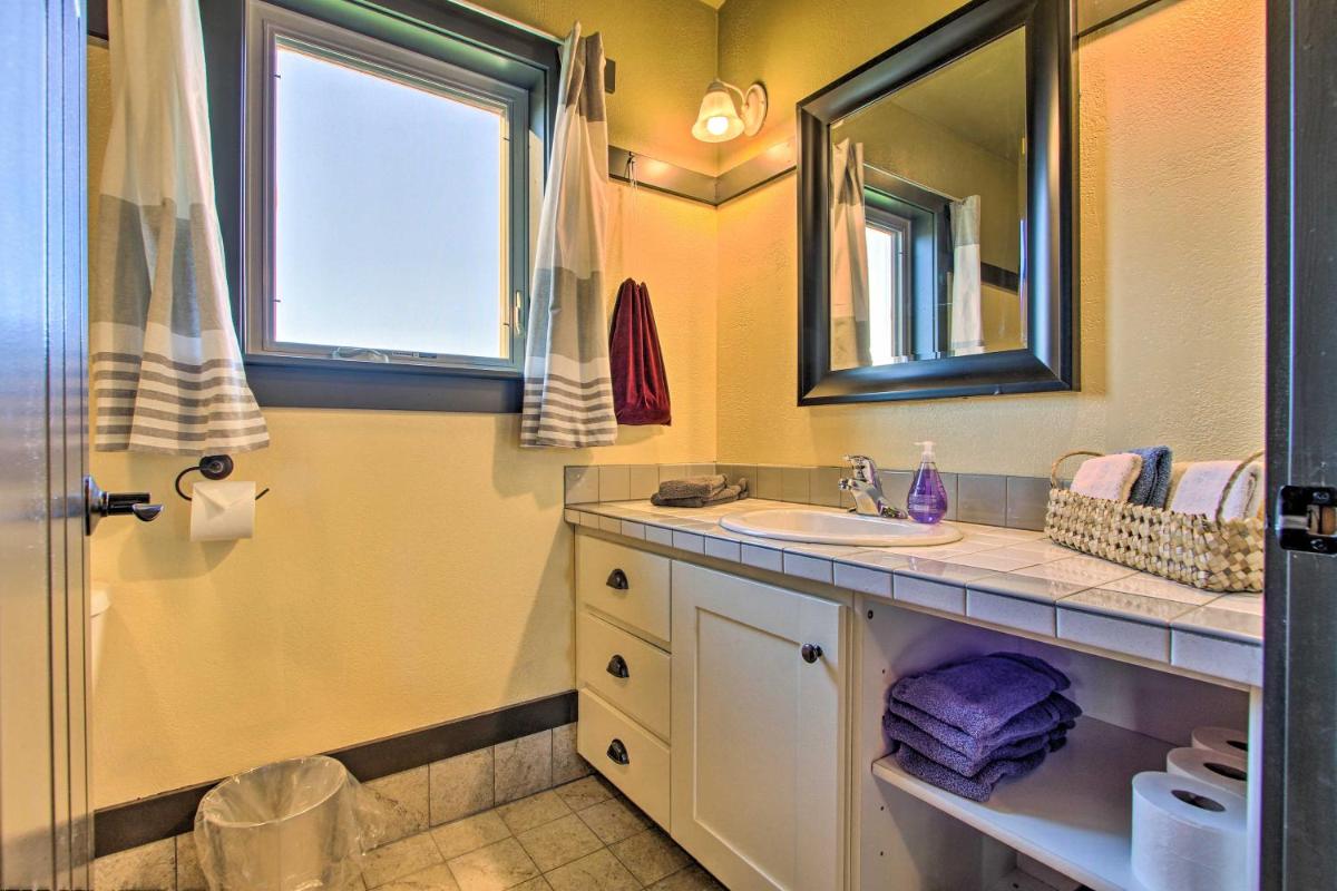 Updated Townhouse with Pergola, Walk to Downtown! - Housity