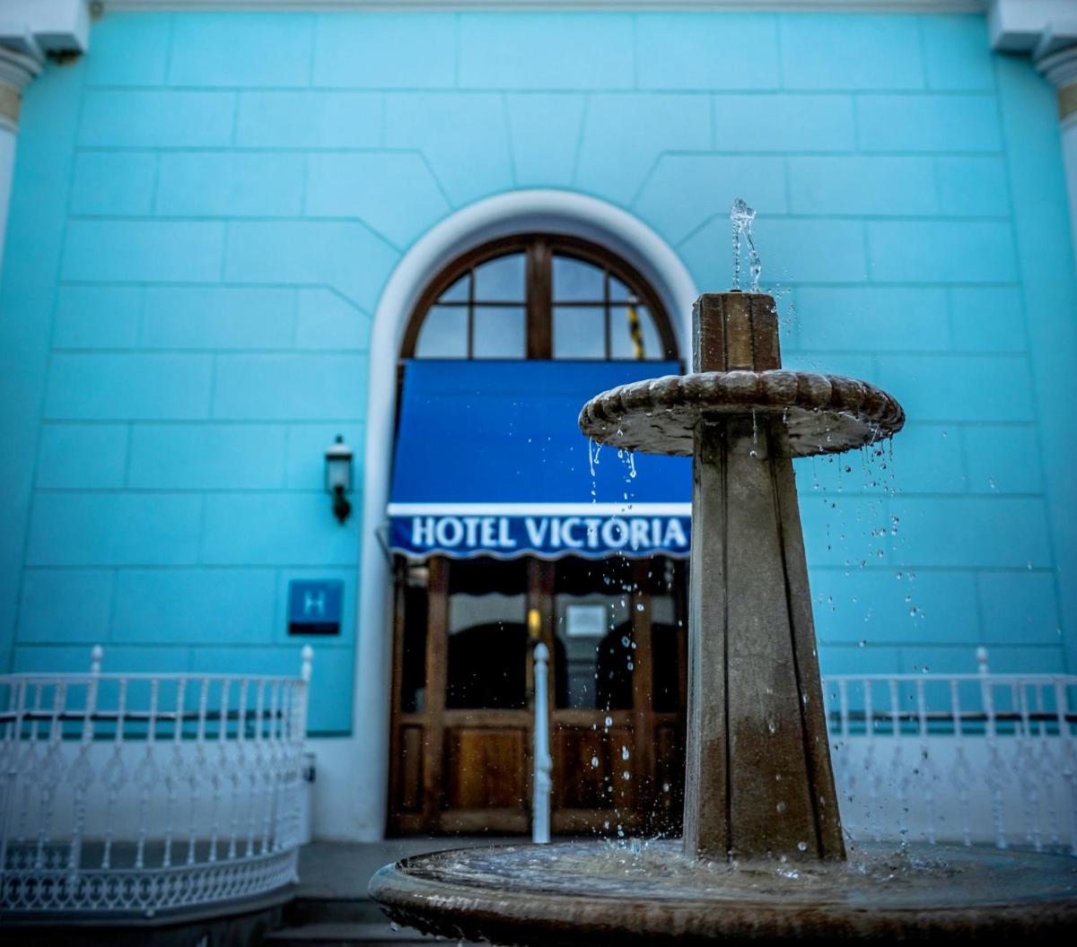 una fuente de agua frente a un hotel victoria en Hotel Victoria, en Fortuna