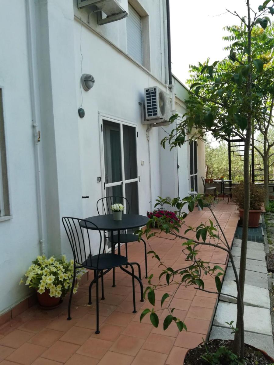 Suitetrails - One bedroom appartement with enclosed garden and wifi at Matera