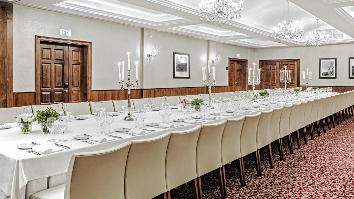 A área empresarial e/ ou a sala de conferências de InterContinental Porto - Palacio das Cardosas by IHG
