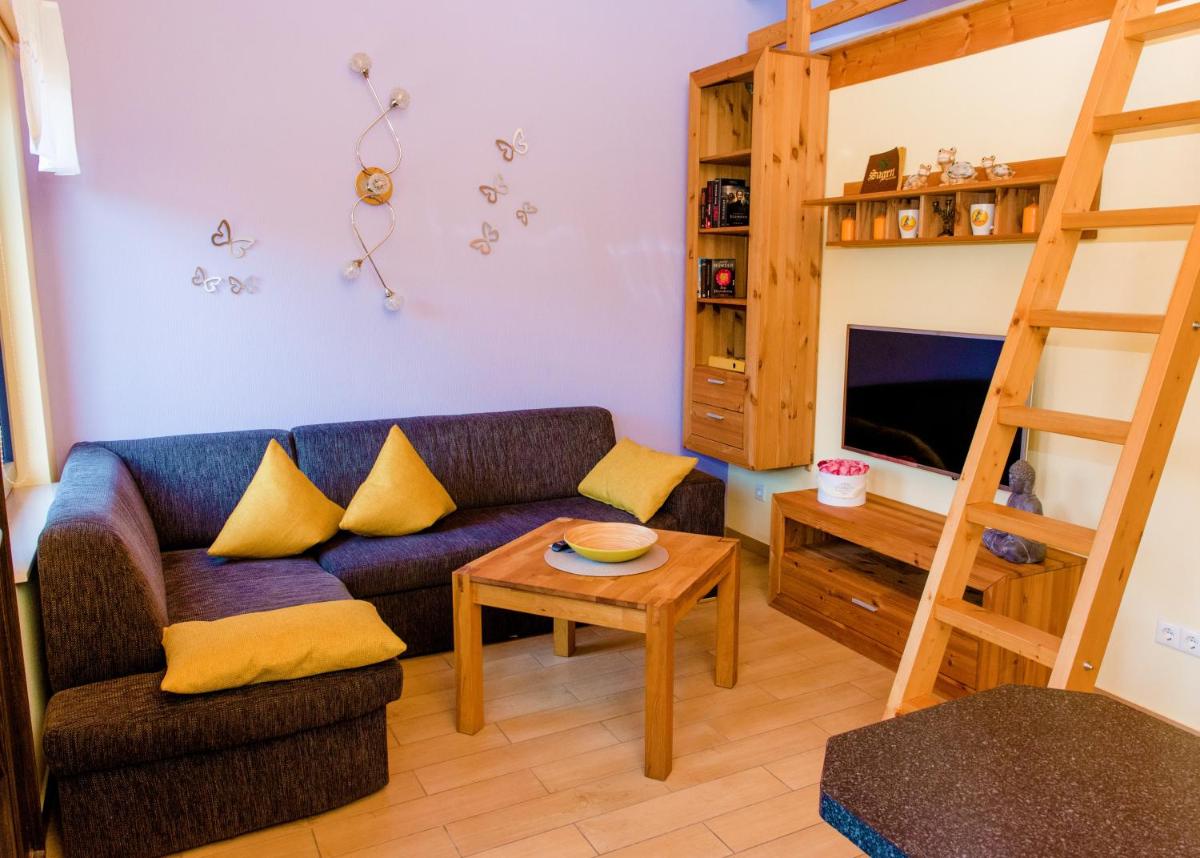 Ferienhaus Hexenschlummer - Schlafzimmer und romantischer Schlafboden - Housity