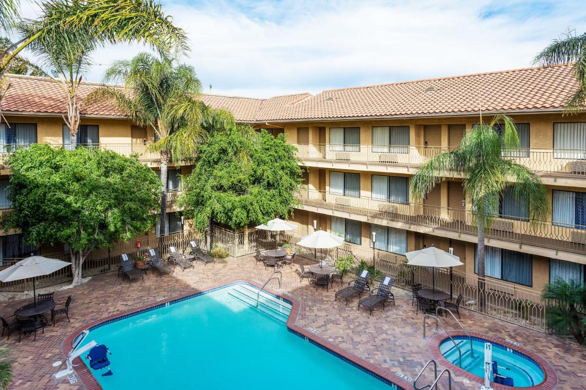 Holiday Inn Express Simi Valley by IHG - Housity