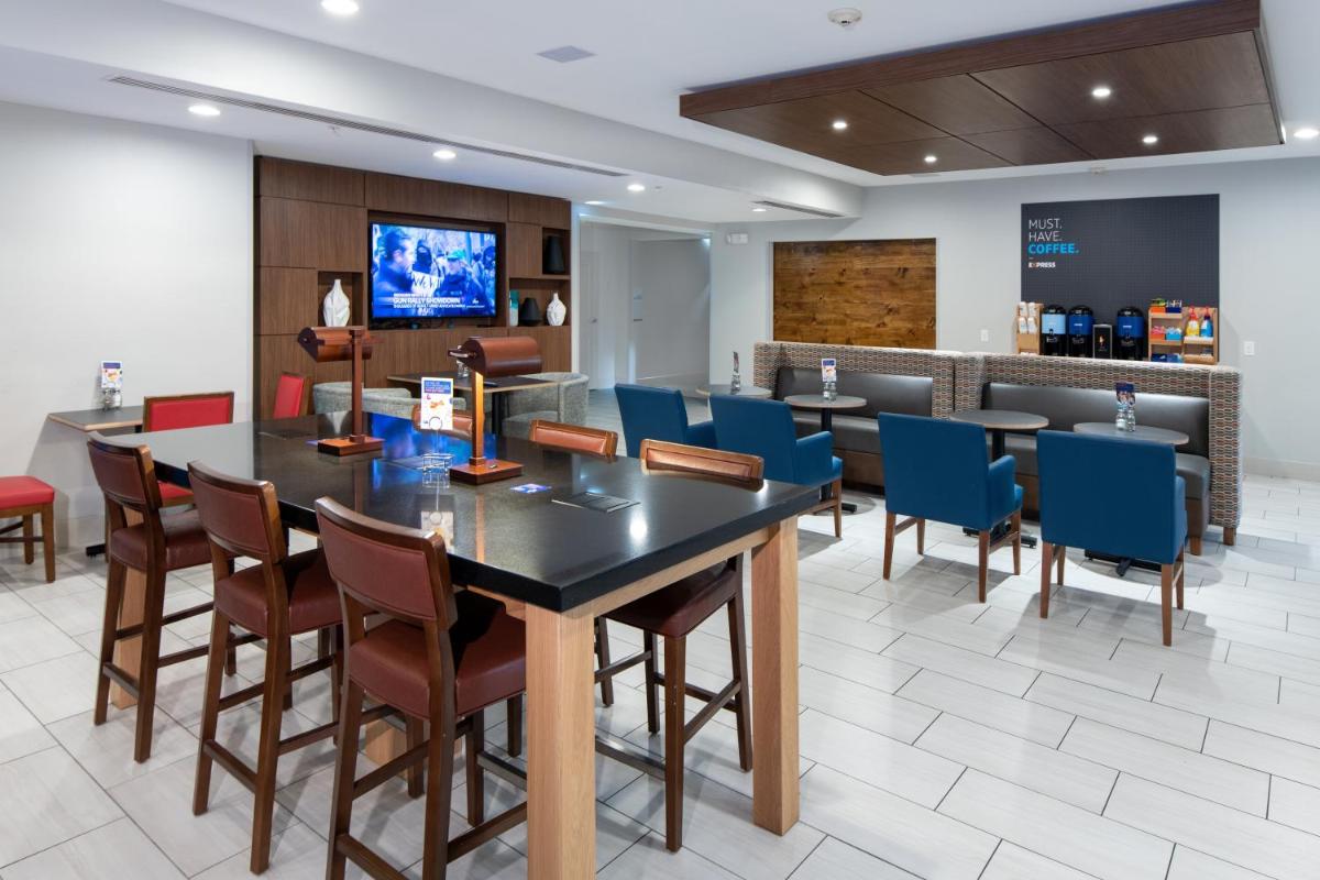 Holiday Inn Express Hotel & Suites Dallas South - DeSoto by IHG - Housity