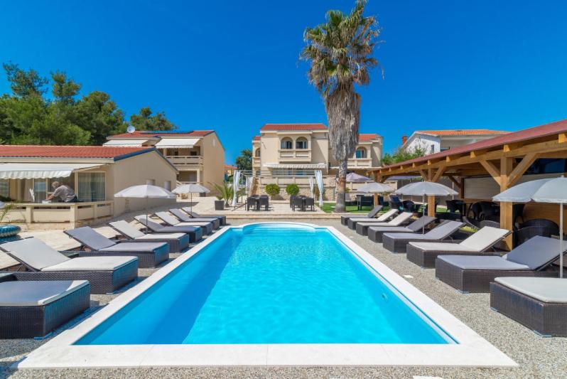 Riviera Resort Vir - Housity