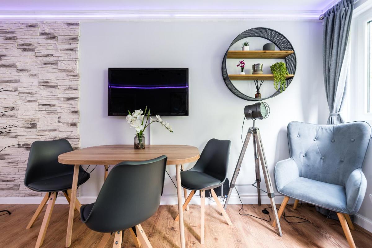 City Centre Stylish Apartment With Free Parking - Housity