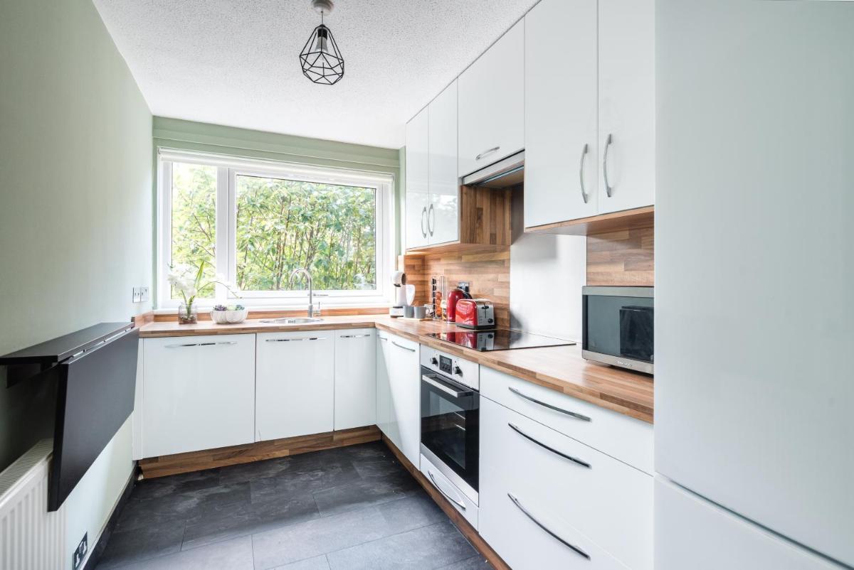 City Centre Stylish Apartment With Free Parking - Housity