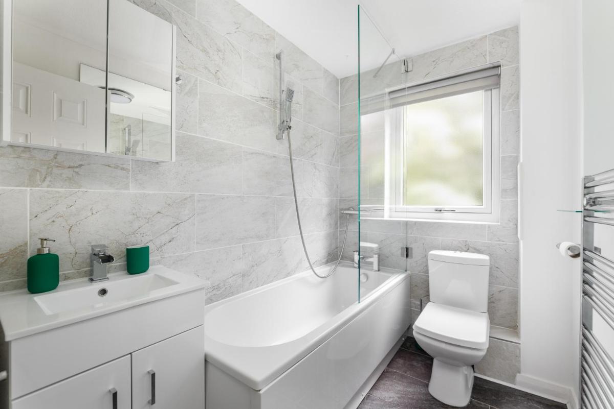 City Centre Stylish Apartment With Free Parking - Housity
