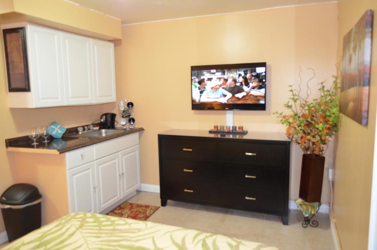 Waikiki Condo Just Remodeled Kuhio Village 202A - Housity