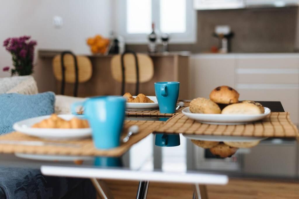 Hostly Sol 2bdr flat with patio in Seville center - Housity
