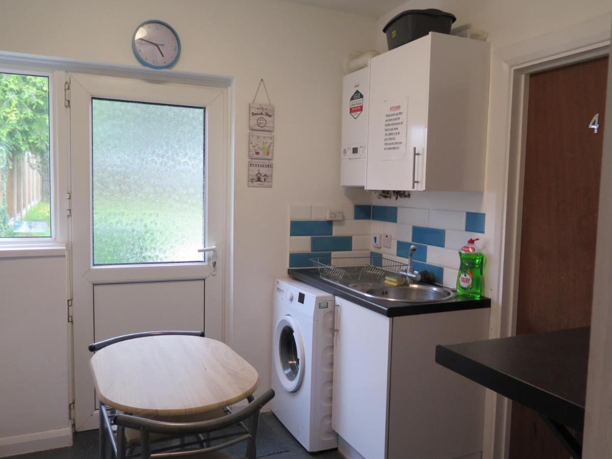 Worcester House-Group Stays Contractors & Families - Short Term or Reduced Long Stay - - 4 Rooms 6 Beds with Lounge & Kitchen, FREE WiFi & On-drive Parking! - Housity
