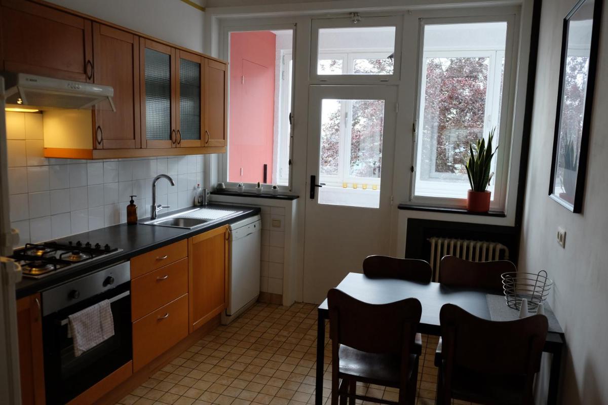 Suitetrails - Interbellum Appartment @ trainstation Mechelen