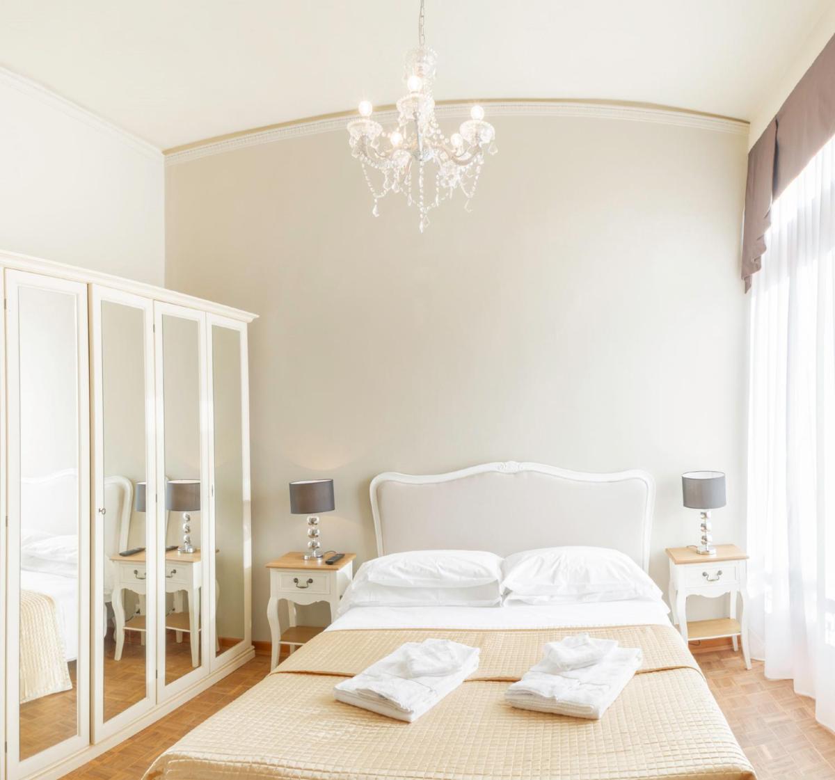 Rialto Canal View With Terrace and Balcony by Wonderful Italy - Housity