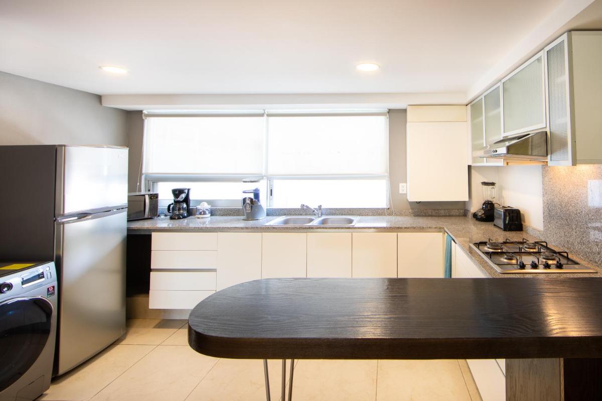 AO 301 - Classy Accents &amp; Private Balcony in La Condesa - Housity