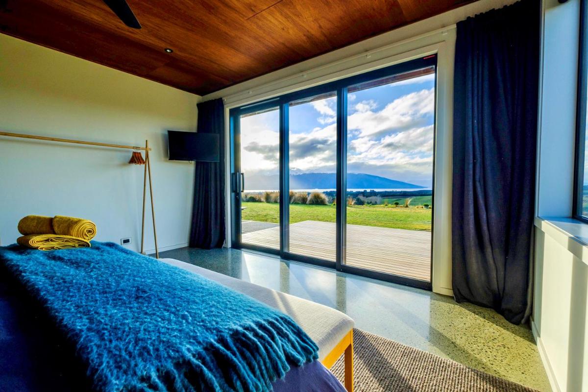 Fiordland Eco-Retreat -- Panoramic Views -- Hot Tub - Housity