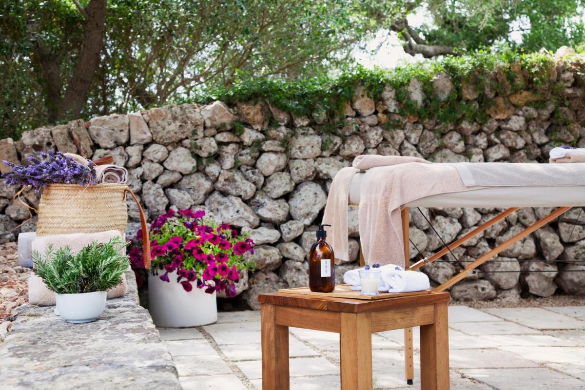 Jardín al aire libre en Torralbenc, a Small Luxury Hotel of the World