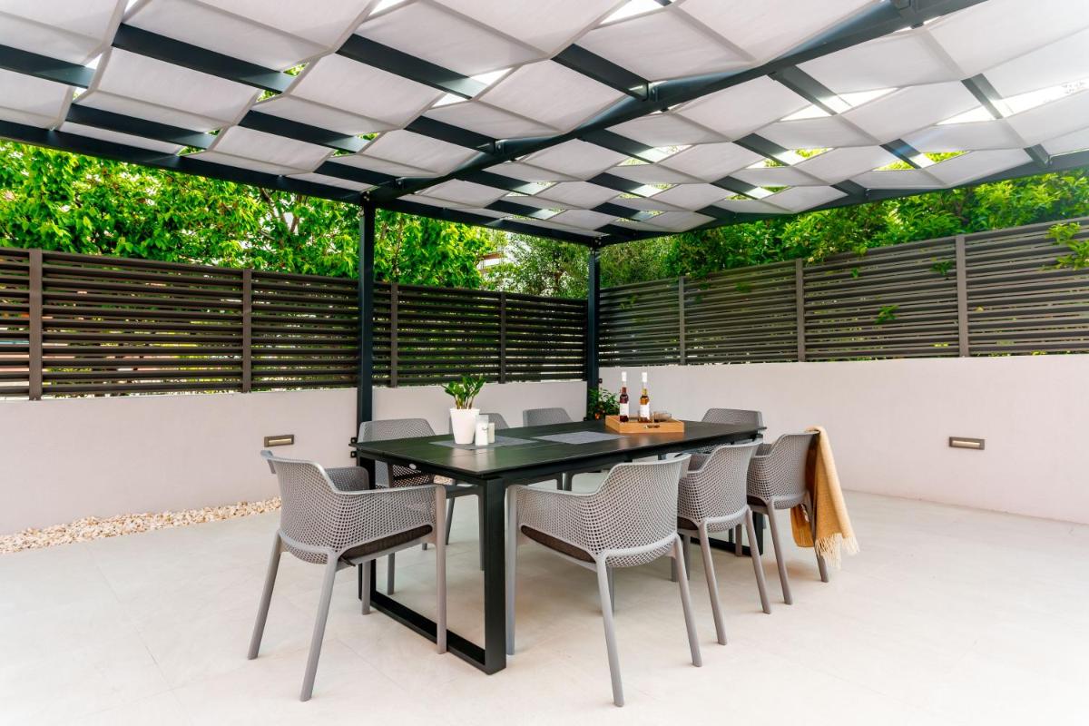 Magnificent Villa Tango with 8 Bedrooms - Housity