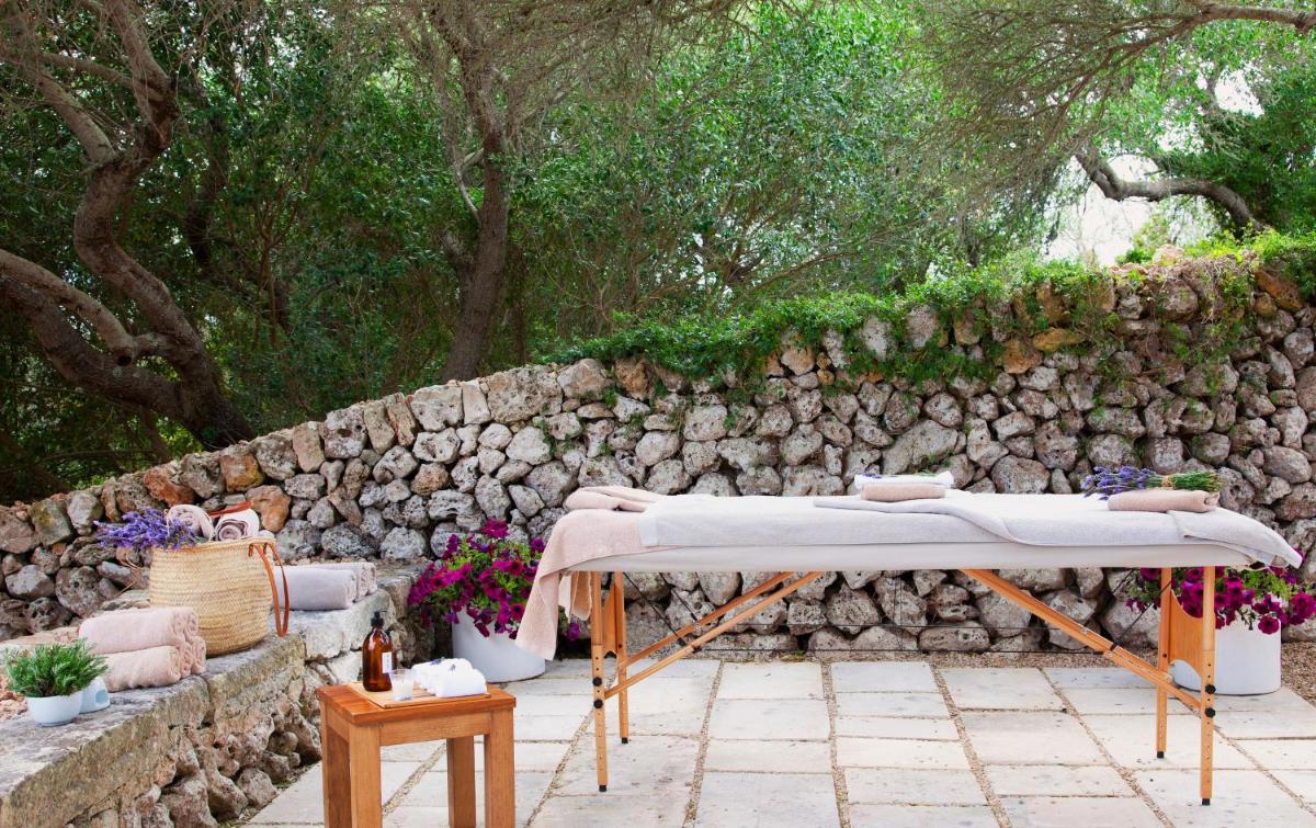 Jardín al aire libre en Torralbenc, a Small Luxury Hotel of the World