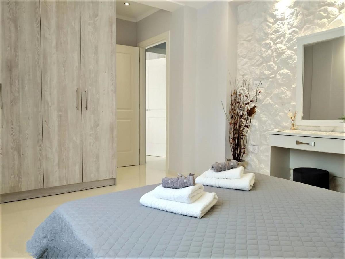 Suitetrails - Sunshine Home 3 with Sea View