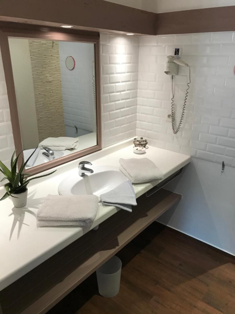 Salle de bains dans l'établissement La Demeure des 2 Trésors