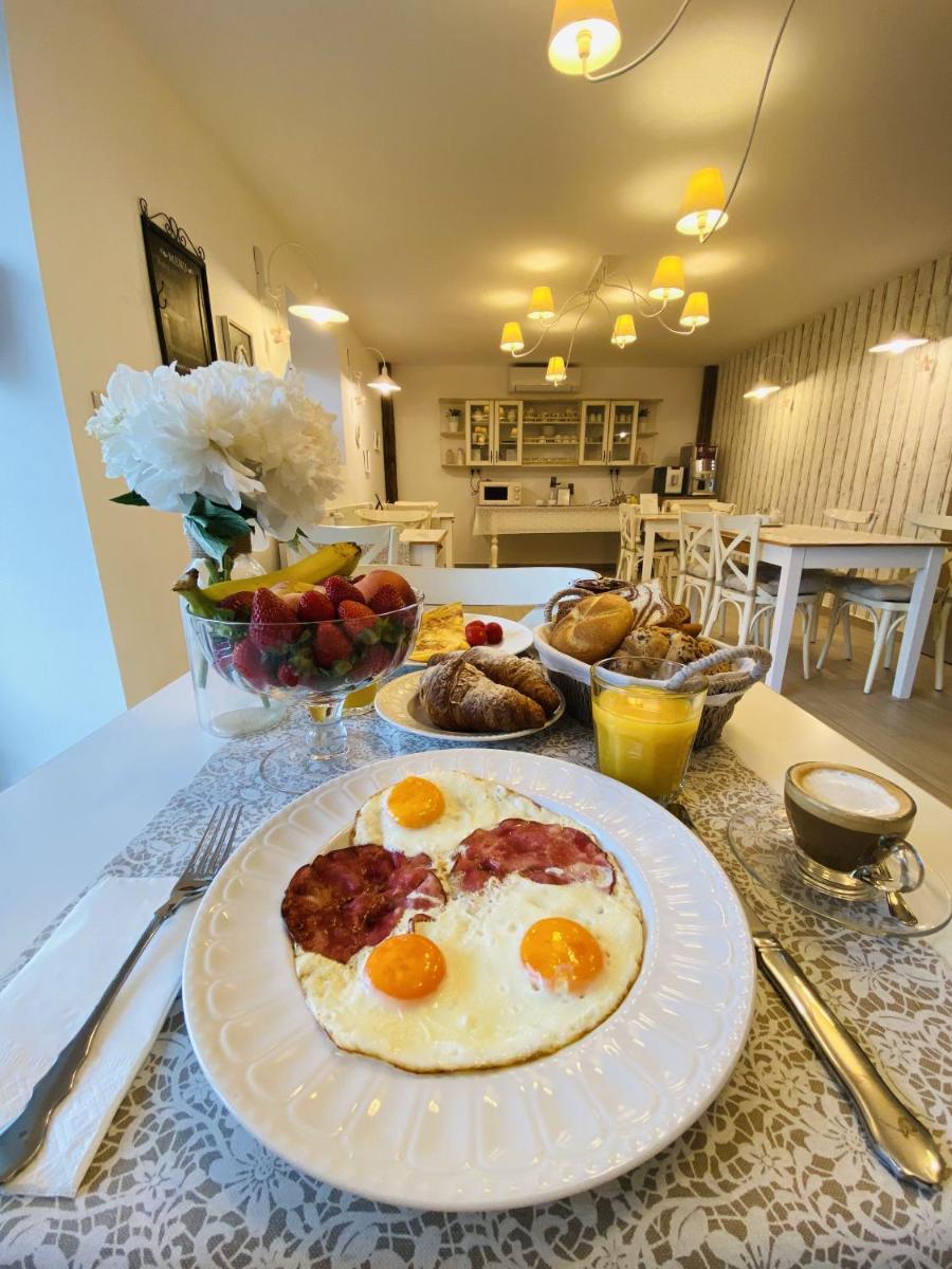 Barackvirág Apartmanház - Housity